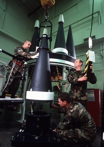 Binh sĩ Mỹ bảo trì đầu đạn hạt nhân (ảnh minh họa)